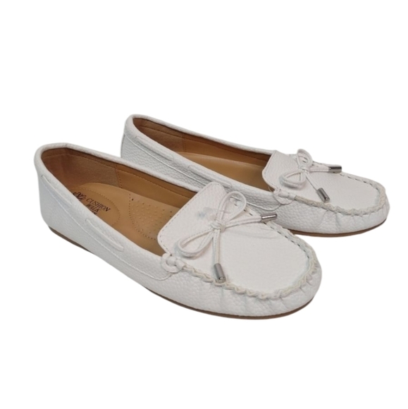 Cushion Walk by Avon Women's White Slip-On Loafers Size 6 NWOT - Picture 1 of 9